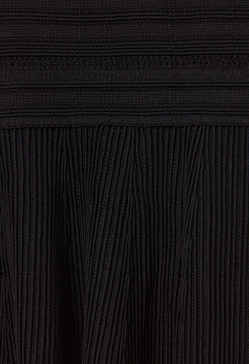 Short fine-knit skirt
