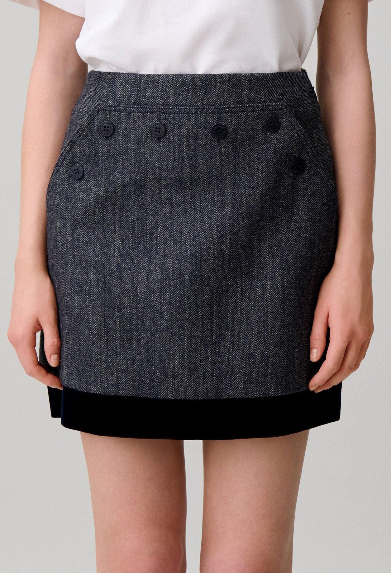 Short bi-material skirt