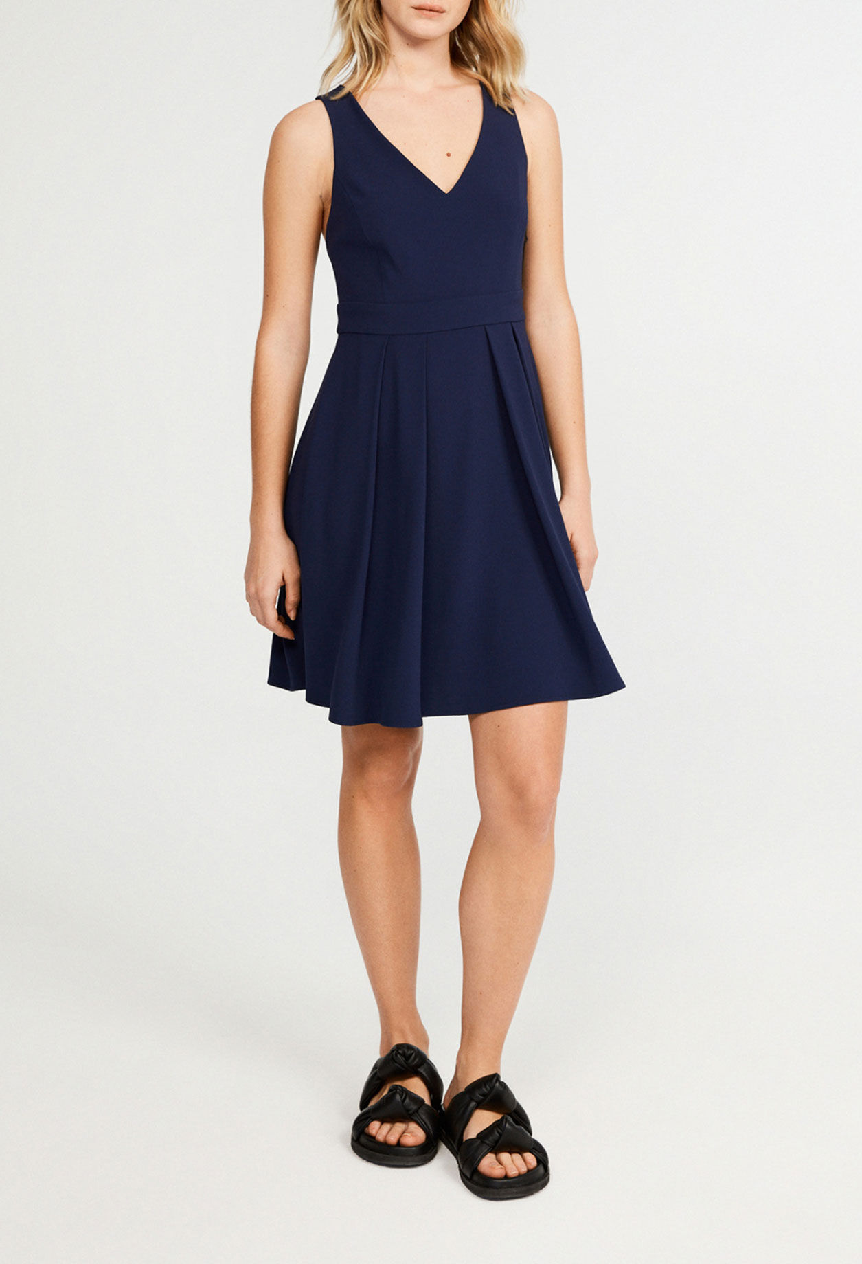 Short sleeveless dress Short sleeveless dress