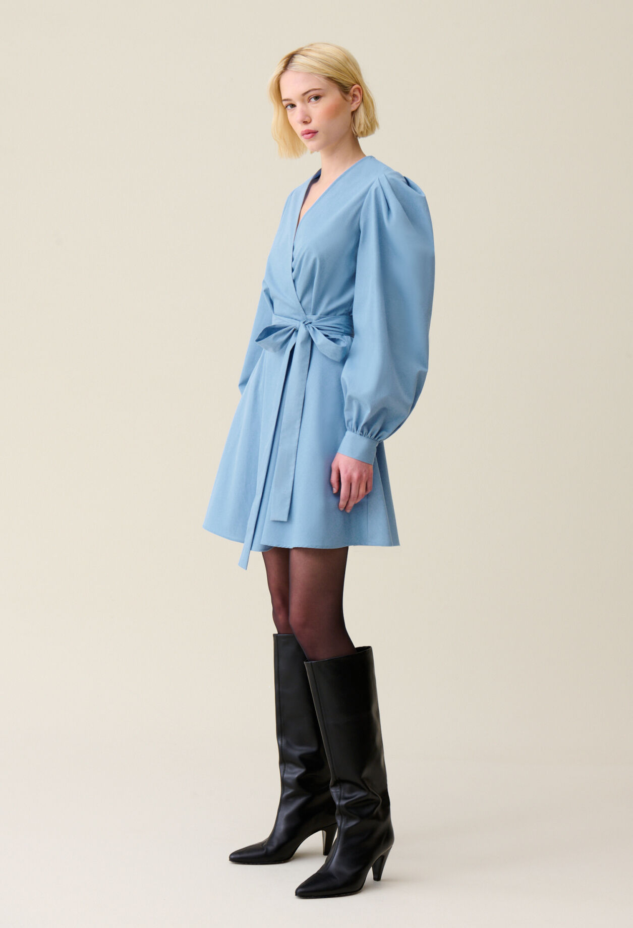 Blue short dress with puff sleeves