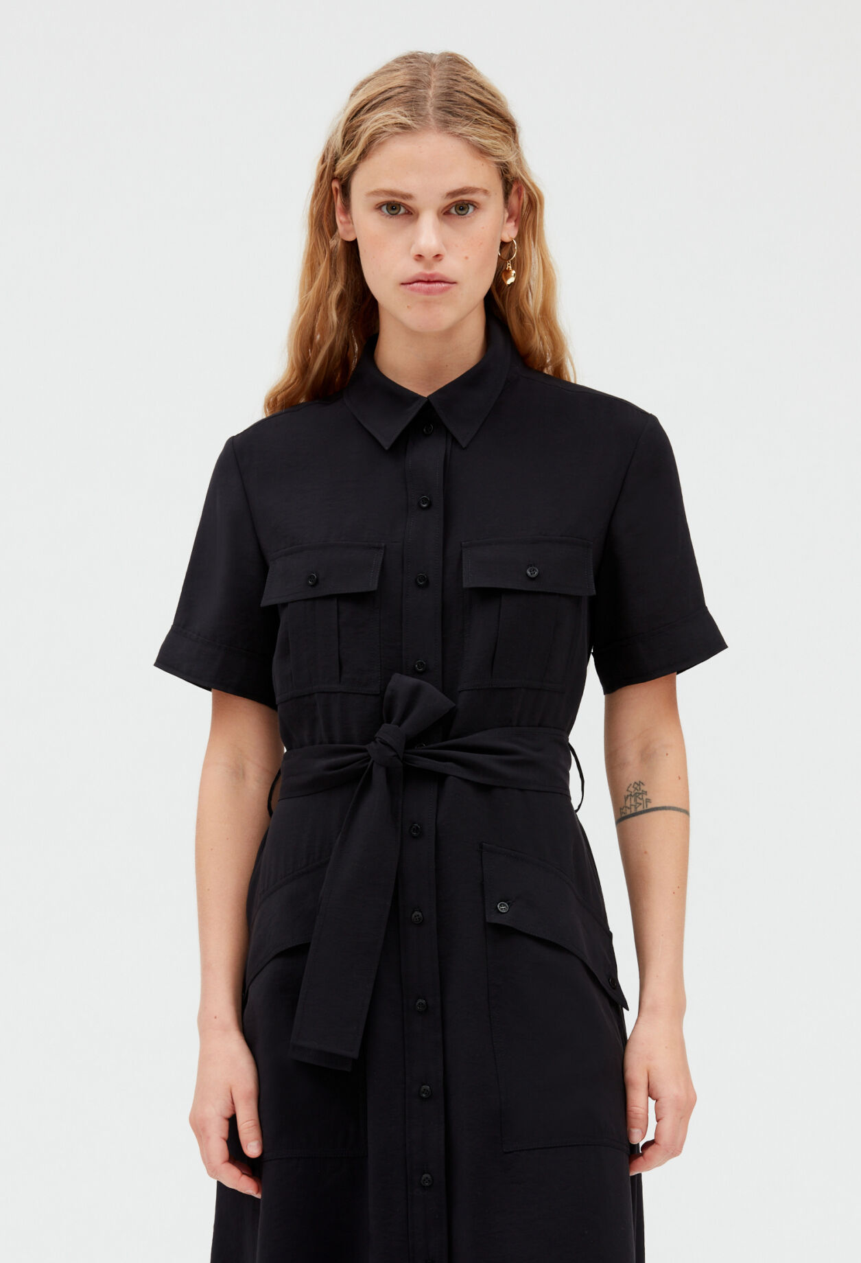 Flowing short-sleeved midi dress 