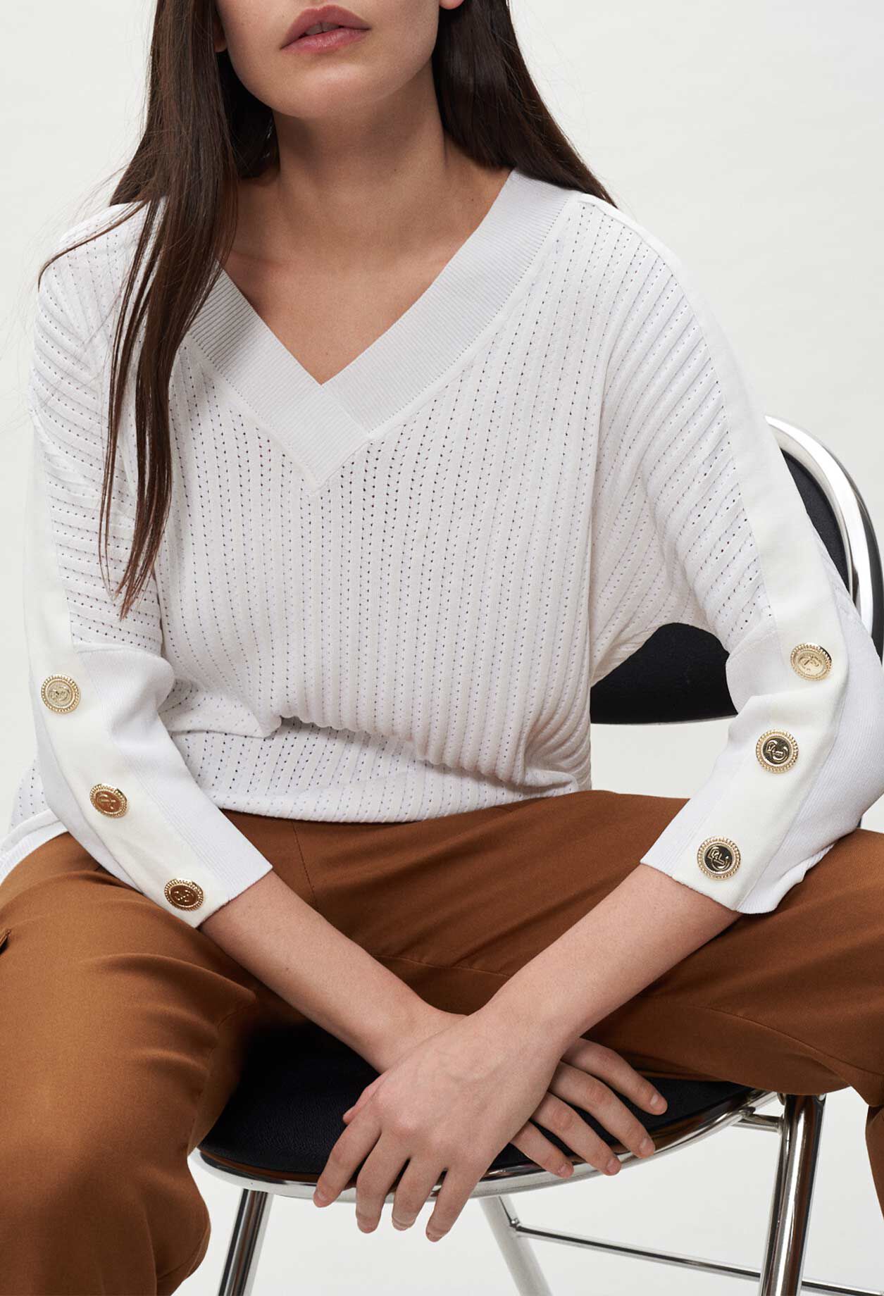 Buttoned jumper with mid-length sleeves Buttoned jumper with mid-length sleeves