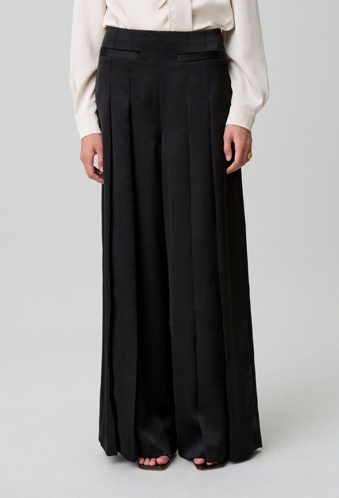 Pleated wide-leg trousers