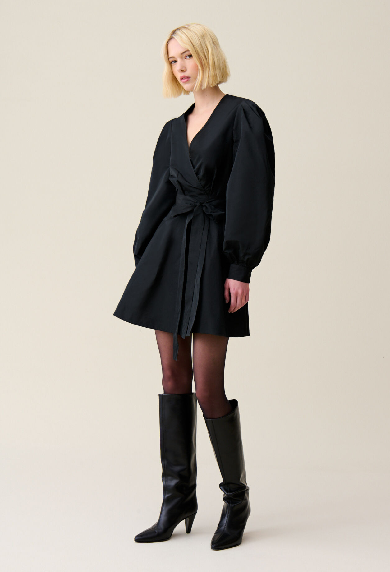 Black short dress balloon sleeves